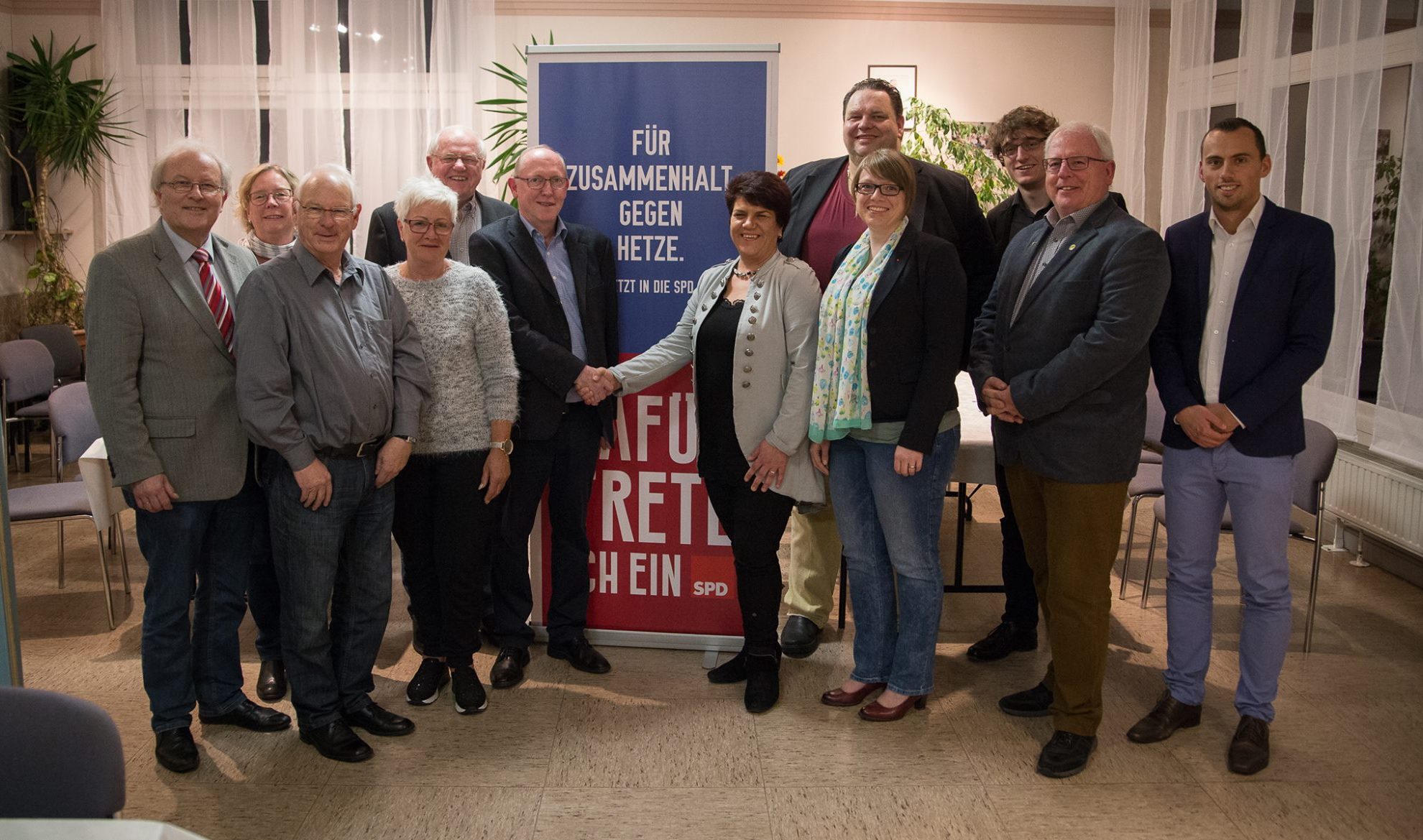 Claudia Moll (Mitte) gratuliert Robert Savelsberg und den weiteren Vorstandsmitgliedern zur Wahl