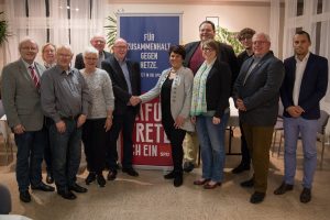 Claudia Moll (Mitte) gratuliert Robert Savelsberg und den weiteren Vorstandsmitgliedern zur Wahl