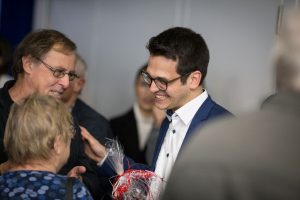 Foto von Benjamin Fadavian im Gespräch mit Gratulanten