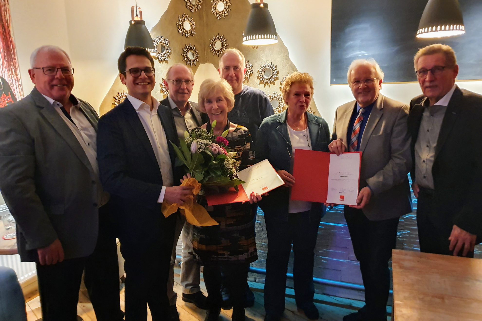 Foto der Jubilare: Thekla Kramer (4 .von links), Jürgen Grouls (4. von rechts), Ingetraud Langohr (3. von rechts), Dieter Kreutz (rechts)