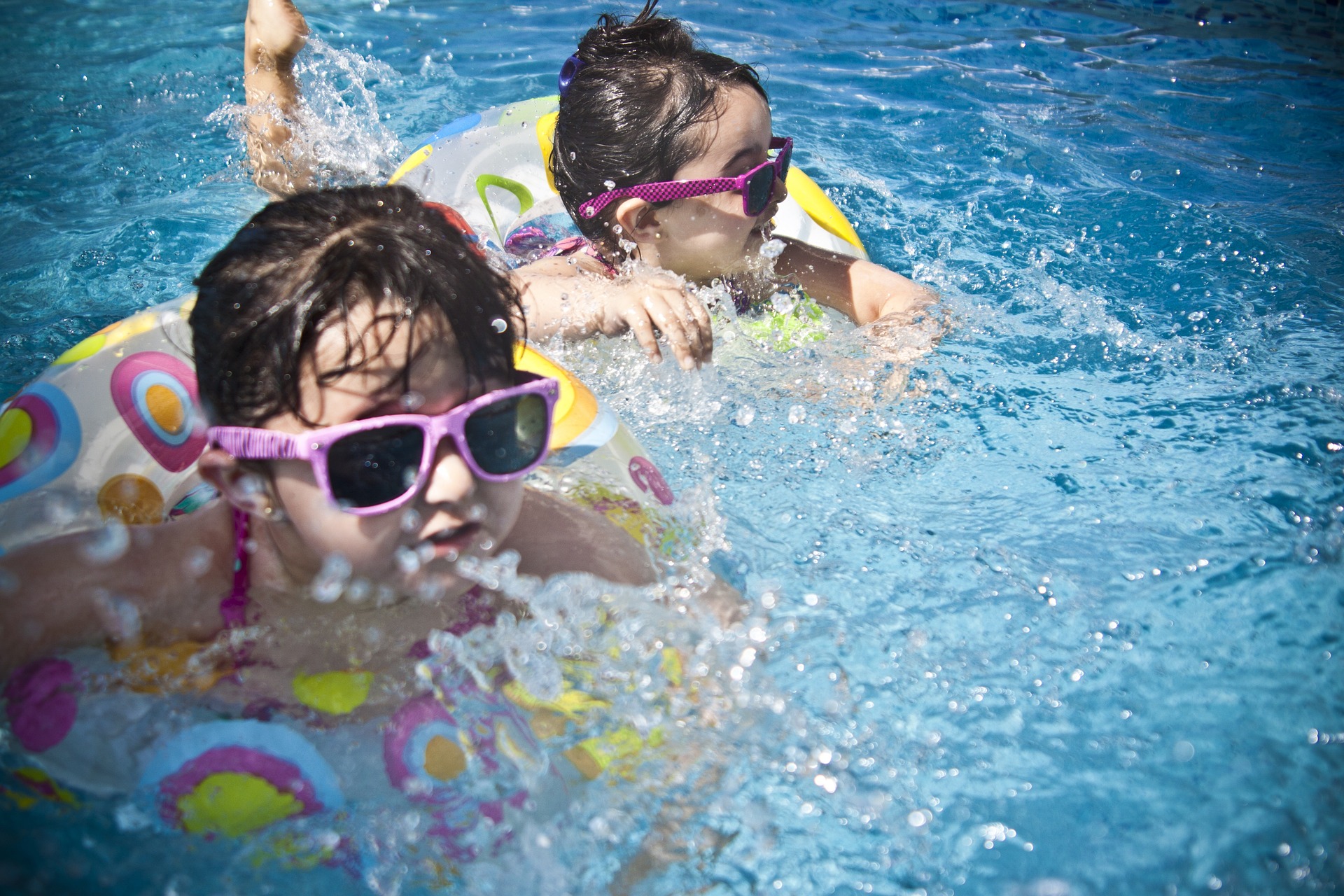 Kinder im Schwimmbad